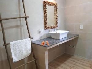 Ett badrum på La Passe Holiday Villa