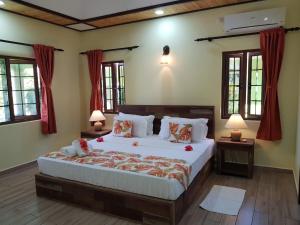 Tempat tidur dalam kamar di La Passe Holiday Villa