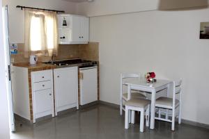 A kitchen or kitchenette at Cavos Beach House
