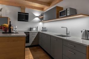 Una cocina o cocineta en Westwood-Apartment mit Indoorpool und Sauna