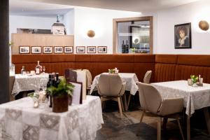 Schlosshotel Mitterhart餐厅或其他用餐的地方