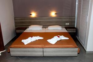 A bed or beds in a room at Cavos Beach House