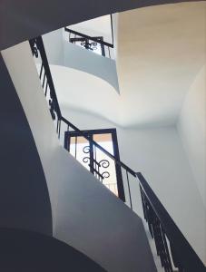 ベニドルムにあるApartamentos La Gloriaの白壁・黒手すりの家の階段