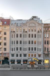 un gran edificio blanco junto a otros edificios en Demetra Art Hotel, en San Petersburgo
