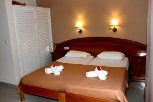 A bed or beds in a room at Cavos Beach House
