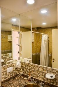 ein Badezimmer mit Waschbecken und Spiegel in der Unterkunft Complejo Mares in San Bernardo