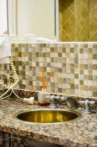 eine Badezimmertheke mit einem Waschbecken mit Zahnbürsten in der Unterkunft Complejo Mares in San Bernardo + 50 Fotos