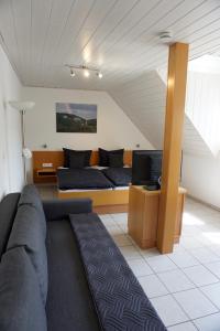 ein Wohnzimmer mit einem Sofa und einem TV in der Unterkunft Gästehaus Kiebel in Lösnich