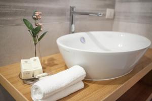 łazienka z białą umywalką i ręcznikami na stole w obiekcie Dimora Molise w mieście Vinchiaturo