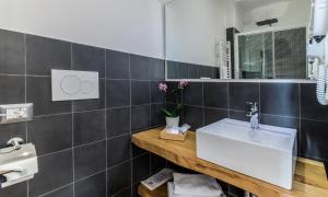 A bathroom at OTTO Rooms & Photogallery