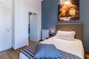 A bed or beds in a room at OTTO Rooms & Photogallery