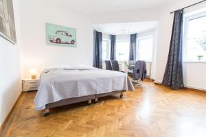 sypialnia z łóżkiem i stołem z krzesłami w obiekcie Apartment Veitingergasse w Wiedniu