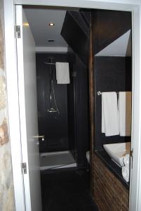 ポルトにあるカーサ ドス カルデイレロスのバスルーム(シャワー、シンク、鏡付)