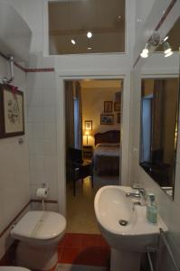 ローマにあるRelais La Canforaのバスルーム(洗面台、トイレ、鏡付)