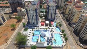 una vista aérea de una piscina en una ciudad en Eldorado Park Caldas Novas, en Caldas Novas