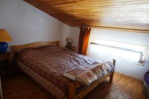 ビスカロッスにある16 RÉSIDENCE LA DUNE OCÉANE 1 -070の小さなベッドルーム(窓付きのベッド付)