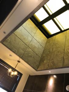 井邑Royal Hotel Jeongeup的窗户房间的天花板绘画