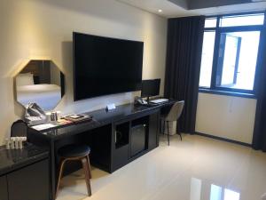 Royal Hotel Jeongeup的电视和/或娱乐中心