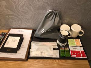 井邑Royal Hotel Jeongeup的一张桌子,上面有袋子和一些物品