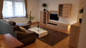 Telewizja i/lub zestaw kina domowego w obiekcie Hotel & Restaurant Pod Kaštany