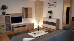 Telewizja i/lub zestaw kina domowego w obiekcie Hotel & Restaurant Pod Kaštany