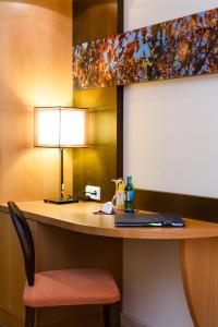 a desk with a lamp on top of it at TaunusTagungsHotel in Friedrichsdorf