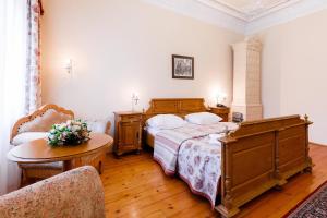 Rúm í herbergi á Hotel Heluan
