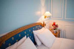 Llit o llits en una habitació de Hôtel Colbert - Spa & Casino