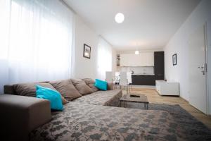 sala de estar con sofá y mesa en Guest house PiN en Laktaši