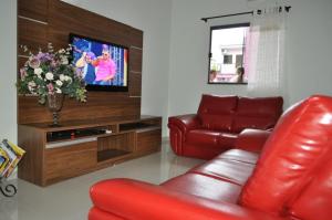 Una televisión o centro de entretenimiento en ALIANÇA HOTEL