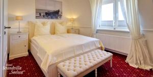 Un pat sau paturi într-o cameră la Strandvilla Seelust
