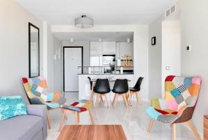 アレナレス・デル・ソルにあるDream Infinity View Apartmentのリビングルーム(ソファ、椅子付)
