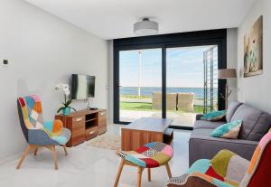 uma sala de estar com um sofá e uma televisão em Dream Infinity View Apartment em Arenales del Sol