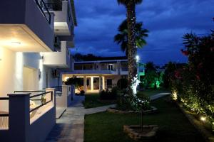 A garden outside Cavos Beach House