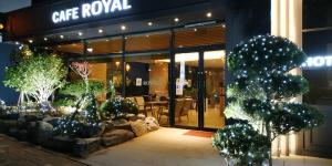 井邑Royal Hotel Jeongeup的前面有圣诞树的商店