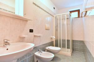 ディマーロにあるAgriturismo Fantelli Nicolaのバスルーム(洗面台、トイレ、シャワー付)