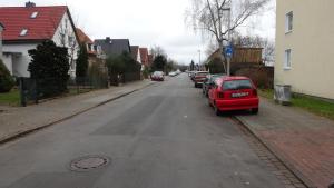 una calle con coches estacionados al costado de la carretera en Charmantes Apartment in Mittelfeld en Hannover