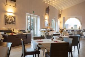 Restoran või mõni muu söögikoht majutusasutuses Borgo di Luce I Monasteri Golf Resort & SPA