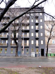 duży budynek z balkonami po jego stronie w obiekcie Self-Check-In With View & Free Parking w Wiedniu