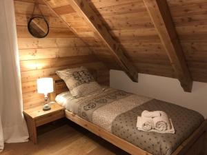 ein Schlafzimmer mit einem Bett und einer Lampe auf einem Tisch in der Unterkunft Chalet La Grange in Auron