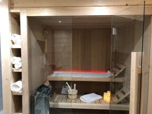 ein Badezimmer mit einer Glasduschkabine mit Handtüchern in der Unterkunft Chalet La Grange in Auron + 17 Fotos