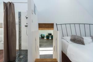 Aucey-la-PlaineにあるLes Colombes de la Baie du Mont Saint-Michelのベッドルーム1室(ベッド1台付)、廊下が備わります。