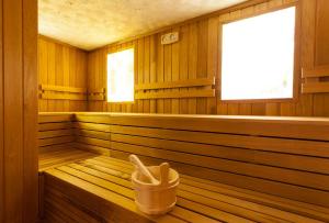 a sauna with a trash can in the middle at Hotel Tanne in Bansko