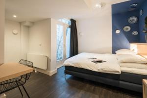 une chambre d'hôtel avec un lit et une table dans l'établissement Amistad hotel, à Amsterdam