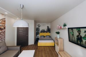 una sala de estar con una cama y un sofá en Luxury apartments neer Lavina, en Sumy