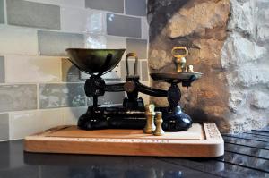 un teléfono antiguo sentado sobre una mesa en Penny Post Cottage, en Warton