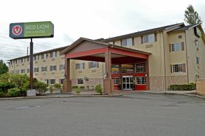 un hôtel avec un panneau devant un bâtiment dans l'établissement Red Lion Inn & Suites Kent - Seattle Area, à Kent