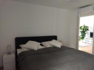 een slaapkamer met een bed met 2 witte kussens bij REMA Ferienwohnung Schwedenplatz in Wenen