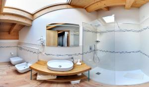 un bagno con lavandino e doccia di Hotel Albrici a San Bernardo