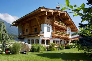 una casa in mezzo a un campo verde di Landhaus Schwarz a Mieming